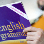 Mężczyzna czytający podręcznik do gramatyki angielskiej
