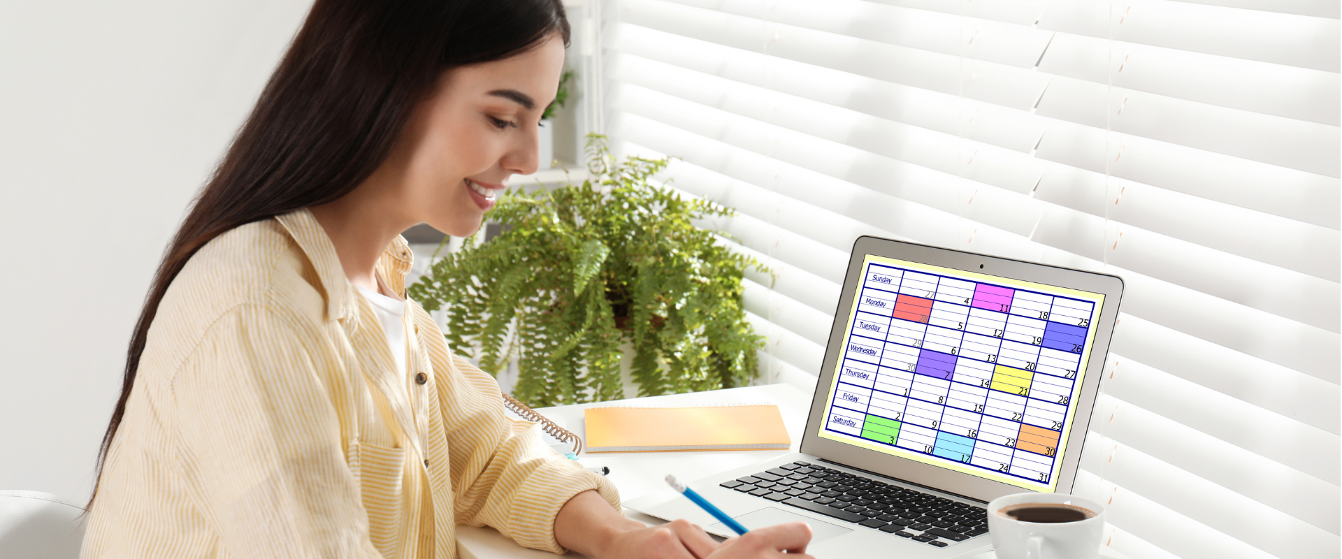 Kobieta planuje naukę przy laptopie z kalendarzem na ekranie